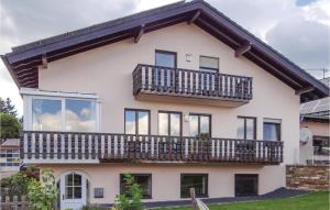 een huis met een balkon en ramen bij Amazing Apartment In Karlshausen With Kitchen in Karlshausen