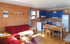 un soggiorno con divano rosso e una cucina di 2 Bedroom Pet Friendly Apartment In Rosendal a Rosendal