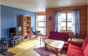 un soggiorno con divano e tavolo di 2 Bedroom Pet Friendly Apartment In Rosendal a Rosendal