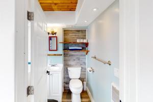 een badkamer met een toilet en een wastafel bij Seaside Serene in Port Orford