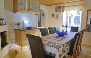 uma sala de jantar com mesa e cadeiras e uma cozinha em Beautiful Home In Orrefors With Lake View em Orrefors
