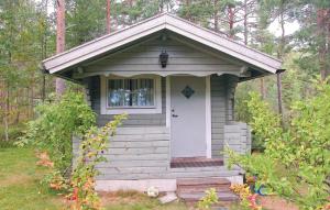 a small shed with a door and a window at Cozy Home In Hammar With Sauna in Hammarö