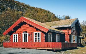 a small log cabin with a red roof at Beautiful Home In Hemsedal With 6 Bedrooms, Sauna And Wifi in Hemsedal