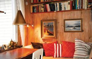 sala de estar con sofá y mesa en Amazing home in Sparreholm with 5 Bedrooms, Sauna and WiFi en Sparreholm