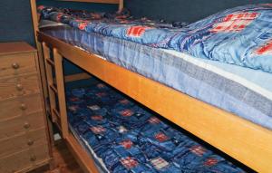 ベーナムーにあるStunning Home In Vrnamo With 2 Bedroomsの布団付きの木製フレームのベッド