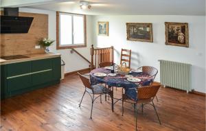 cocina y comedor con mesa y sillas en Cozy Home In Campsegret With Kitchen, en Campsegret