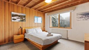 מיטה או מיטות בחדר ב-Alpine Haven 3
