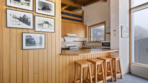 una cocina con encimera y algunos cuadros enmarcados en la pared en Alpine Haven 3, en Monte Hotham