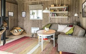 uma sala de estar com um sofá e uma mesa em Moltebret em Skåbu