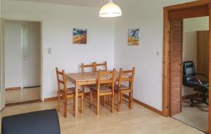 una sala da pranzo con tavolo e sedie in legno di Awesome Apartment In Hedwigenkoog With Kitchen a Hedwigenkoog