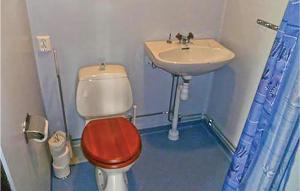 La petite salle de bains est pourvue de toilettes et d'un lavabo. dans l'établissement Beautiful Home In Bullaren With Kitchen, à Bullaren