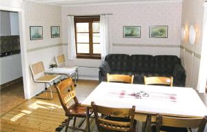 sala de estar con sofá, mesa y sillas en Nice Home In Hjltevad With 1 Bedrooms, en Hjältevad