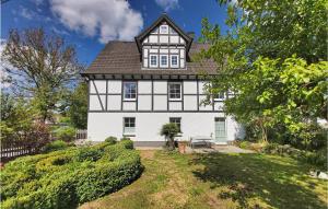 Casa blanca con techo blanco y negro en 3 Bedroom Lovely Apartment In Attendorn-niederhelden en Niederhelden