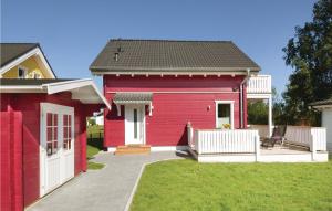 SüssauにあるSeerose 8の白い扉と庭のある赤い家
