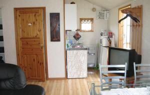 ヴィスビーにあるBeautiful Home In Visby With 1 Bedrooms And Wifiのリビングルーム(冷蔵庫付きのキッチン、ドア付)