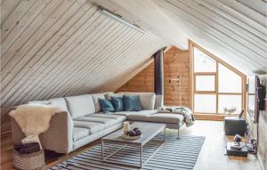 ein Wohnzimmer mit einem Sofa und einem Tisch in der Unterkunft Awesome Home In Rldal With House A Mountain View in Røldal