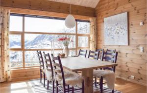 ein Esszimmer mit einem Tisch, Stühlen und einem Fenster in der Unterkunft Awesome Home In Rldal With House A Mountain View in Røldal