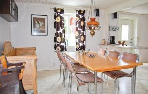 - une salle à manger avec une table et des chaises en bois dans l'établissement Nice Home In Vimmerby With Wifi, à Flohult