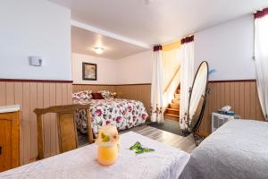 Zimmer mit 2 Betten und einem Tisch mit einer Flasche in der Unterkunft gite cap a l aigle in La Malbaie