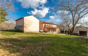 una casa su una collina con un prato di Amazing Home In Stanjel With Kitchen a Štanjel (San Daniele del Carso)