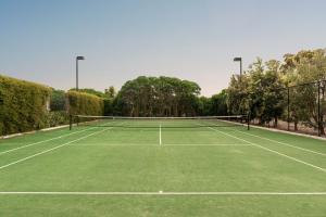 Tenis alebo squash v ubytovaní Coastal Soul Villa at Broadbeach alebo jeho okolí