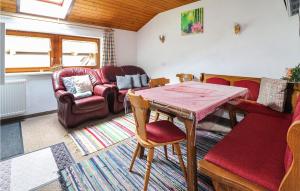 un soggiorno con tavolo e divano di 5 Bedroom Awesome Home In Hart Im Zillertal a Hart im Zillertal