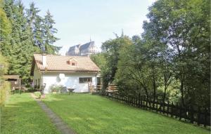 una casa blanca con una valla en un patio en Stunning Home In Vianden With 3 Bedrooms And Wifi en Vianden