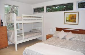 Ліжко або ліжка в номері Stylish Holiday Home opposite Surf