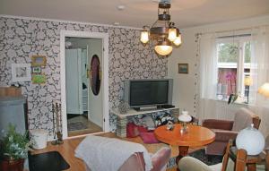 - un salon avec une télévision murale dans l'établissement Amazing Home In Slvesborg With Kitchen, à Sölvesborg