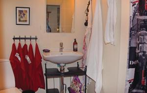 La salle de bains est pourvue d'un lavabo et d'un miroir. dans l'établissement Amazing Home In Slvesborg With Kitchen, à Sölvesborg