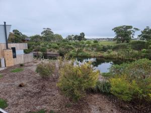 una casa con un laghetto davanti di At Broadbeach Inverloch a Inverloch