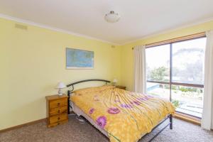 Кровать или кровати в номере Holiday on Nautilus Inverloch