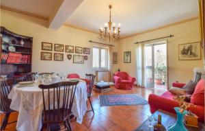 un soggiorno con tavolo e sedie rosse di Casa Vacanza Biaure a Santo Stefano di Camastra