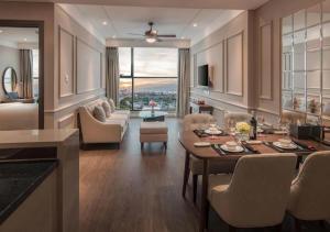 峴港的住宿－Luxury Apartment in Sheraton Building with Ocean View，厨房以及带桌椅的起居室。