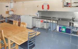 Dapur atau dapur kecil di Amazing Home In Hundeidvik With Ethernet Internet