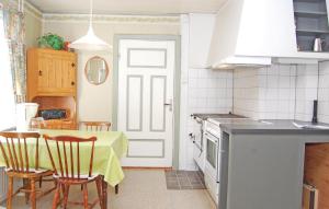Ett kök eller pentry på Beautiful Home In Lnsboda With 3 Bedrooms