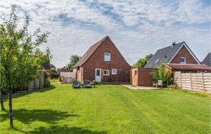 a yard of a house with a grass yard at 3 Bedroom Cozy Home In Friedrichskoog in Friedrichskoog