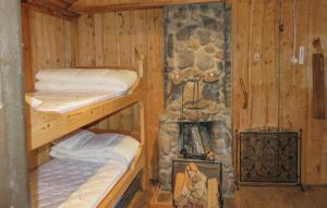Divstāvu gulta vai divstāvu gultas numurā naktsmītnē Awesome Home In stra mtevik With Sauna