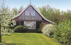 une maison en briques rouges avec un toit en gambrel dans l'établissement Buitengoed Het Lageveld- 68, à Hoge-Hexel