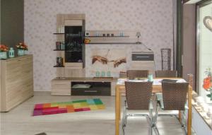 ゴスラーにある1 Bedroom Nice Apartment In Goslarの部屋にテーブルと椅子のあるキッチン