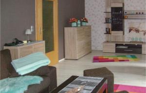 ゴスラーにある1 Bedroom Nice Apartment In Goslarのソファとテーブルのあるリビングルーム