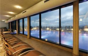 una piscina con sedie e una grande finestra di Beautiful Apartment In Lbeck Travemnde With Sauna a Travemünde