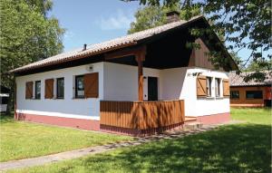 een klein wit huis met een houten veranda bij Ferienhaus 10 In Thalfang in Thalfang