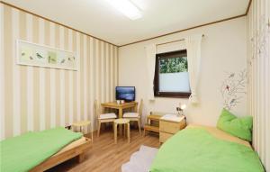 een slaapkamer met 2 bedden, een bureau en een tafel bij Ferienhaus 10 In Thalfang in Thalfang