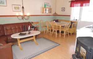 uma sala de estar com um sofá, uma mesa e cadeiras em Gorgeous Home In Svsj With Kitchen em Sävsjö