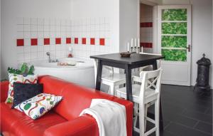 ビンメルビューにあるAwesome Home In Vimmerby With Wifiの赤いソファとテーブルのあるリビングルーム