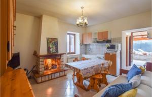ein Wohnzimmer mit einem Tisch und einem Kamin in der Unterkunft Amazing Home In Preci With House A Mountain View in Preci