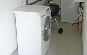 uma máquina de lavar roupa branca sentada num quarto em Pet Friendly Home In Dagebll With Kitchen em Dagebüll