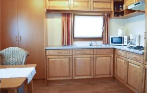 ゲロルシュタインにある2 Bedroom Cozy Home In Gerolsteinの小さなキッチン(木製キャビネット付)、窓 +20枚の写真