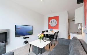 ein Wohnzimmer mit einem Sofa und einem Tisch in der Unterkunft Dnenvilla Deluxe in Travemünde